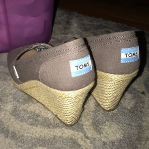 Toms Wedges barely worn